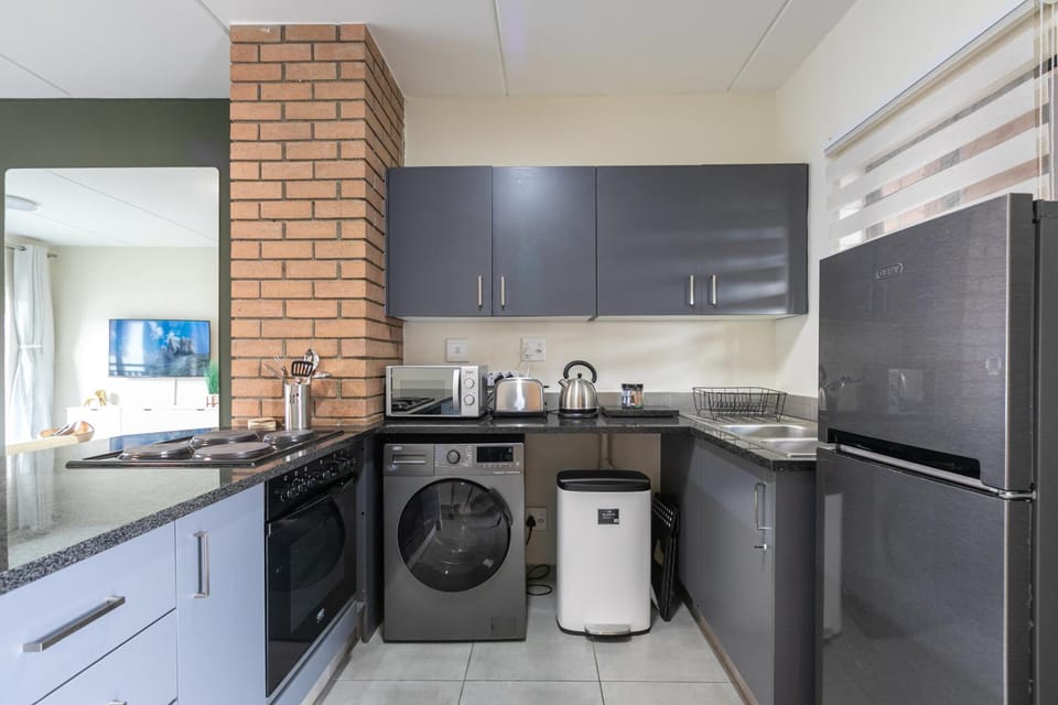 Modern 2 bed apartment, Secure estate Apartment in Sandton