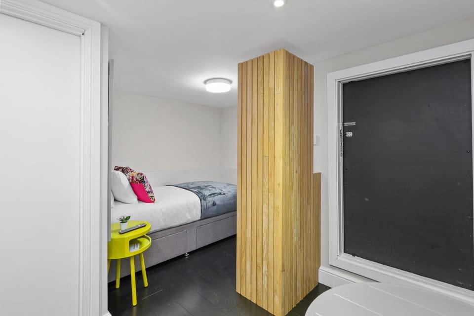 Bed, Photo of the whole room, wardrobe