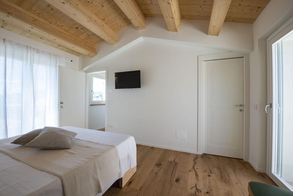 Bed, TV and multimedia, Photo of the whole room, Bedroom