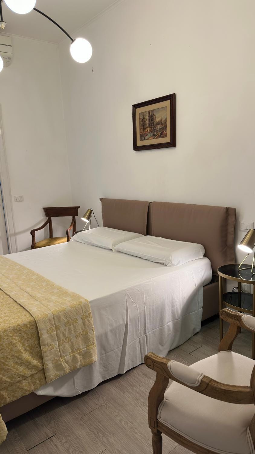 Photo of the whole room, Bedroom