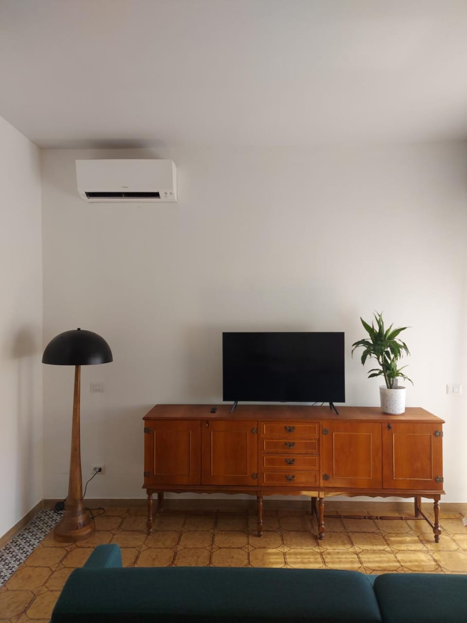 Communal lounge/ TV room, Communal lounge/ TV room, TV and multimedia, Living room, Seating area, Evening entertainment, air conditioner