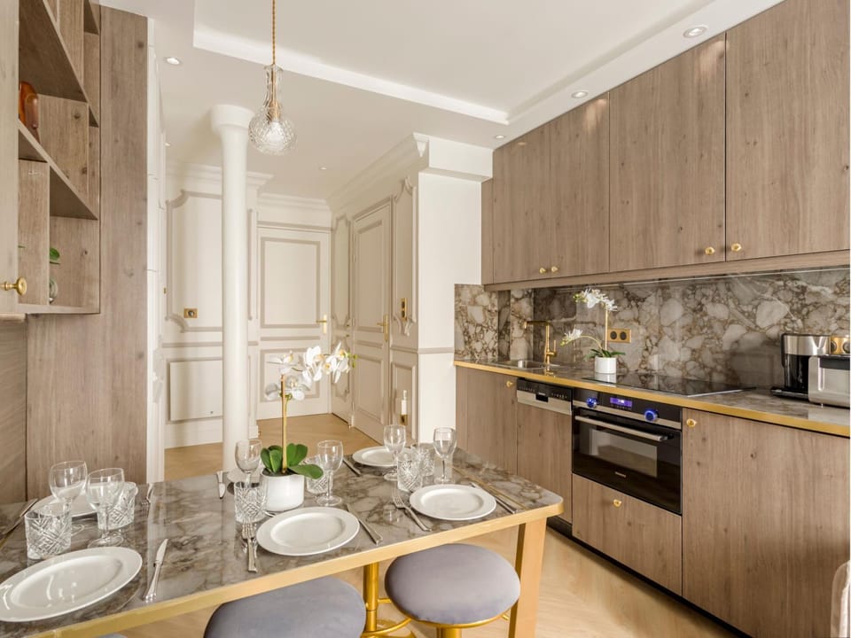 Coffee/tea facilities, Kitchen or kitchenette, Dining area, oven, stove