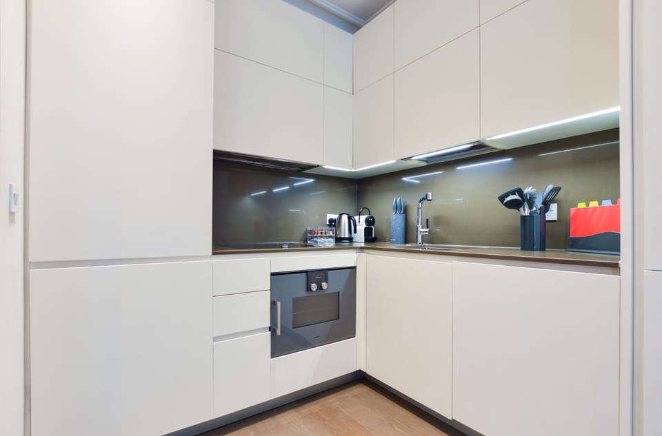 Coffee/tea facilities, Kitchen or kitchenette, stove