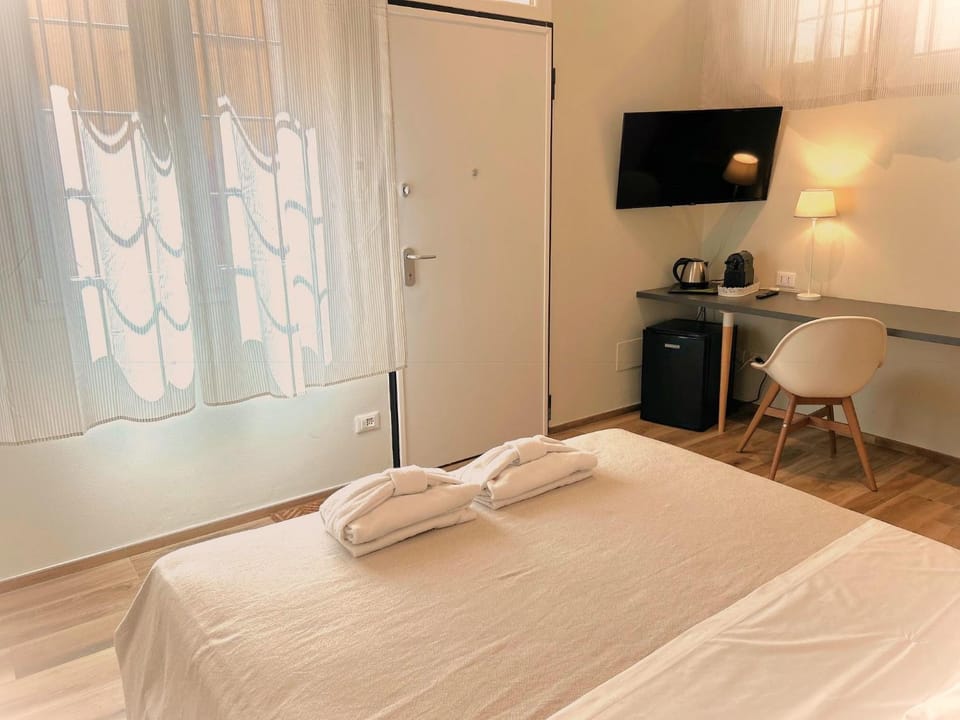 Bed, TV and multimedia, Photo of the whole room, Bedroom, towels