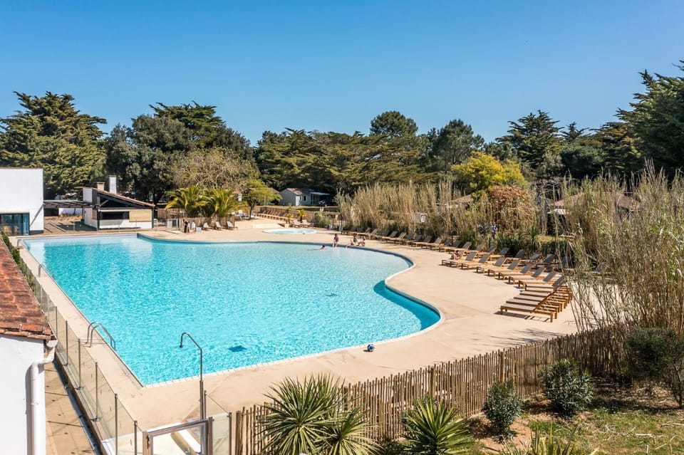 Pool view, Swimming pool, sunbed