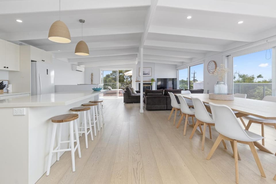 Style In Sorrento - Bay Views, Spa, Snooker, Beach House in Melbourne Road