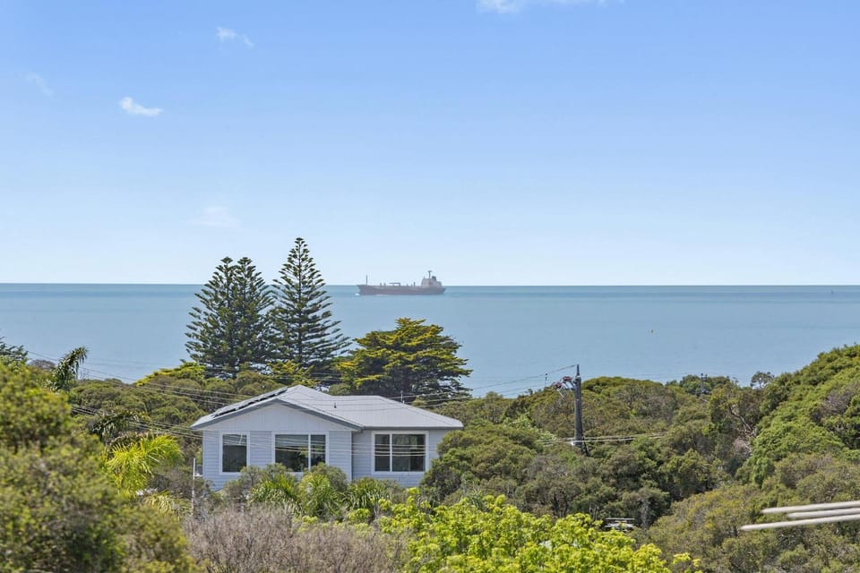 Style In Sorrento - Bay Views, Spa, Snooker, Beach House in Melbourne Road