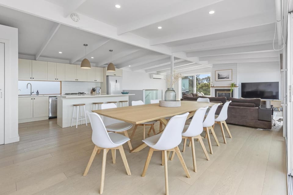 Style In Sorrento - Bay Views, Spa, Snooker, Beach House in Melbourne Road