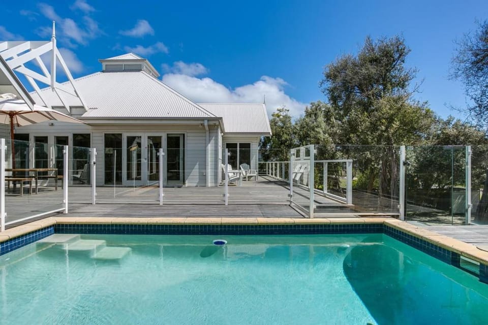 Idyllic Beach House Blairgowrie - 100m to Foreshore, 700m Walk to Village House in Melbourne
