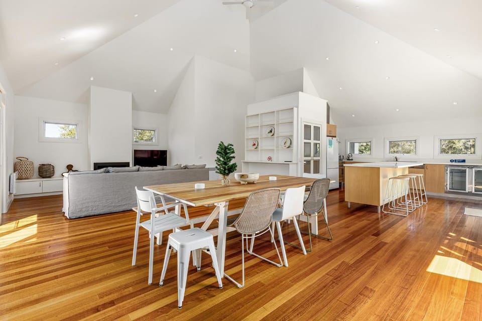 Idyllic Beach House Blairgowrie - 100m to Foreshore, 700m Walk to Village House in Melbourne