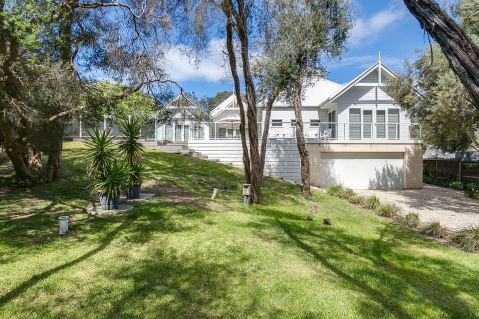 Idyllic Beach House Blairgowrie - 100m to Foreshore, 700m Walk to Village House in Melbourne