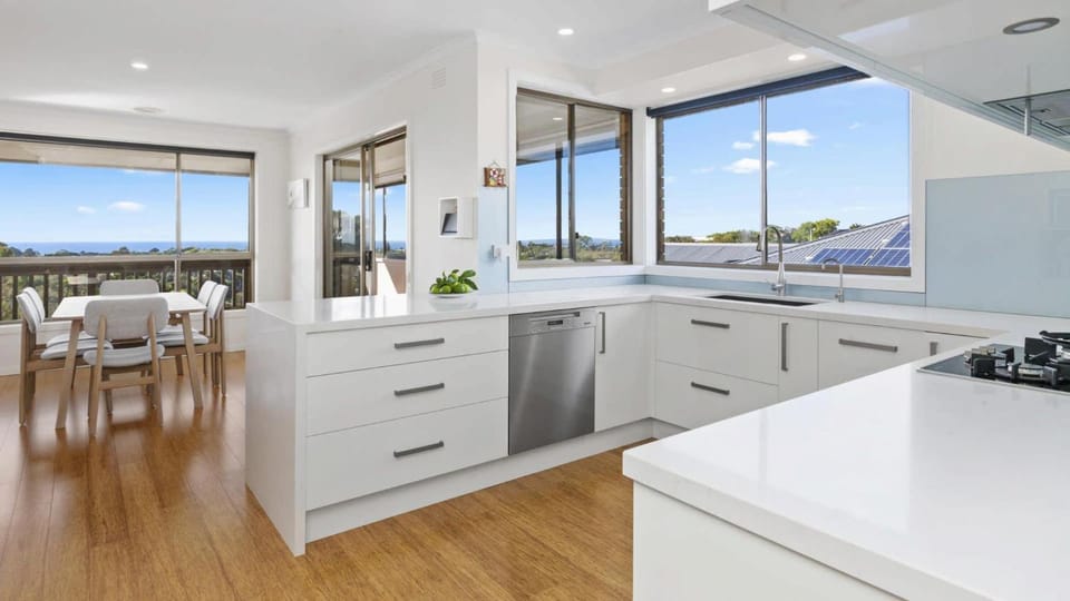 Sea For Days - Panoramic Bay Views in Rye House in Melbourne