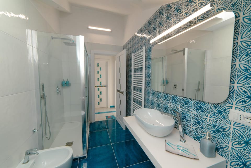 Shower, Toilet, Bathroom, bidet, towels