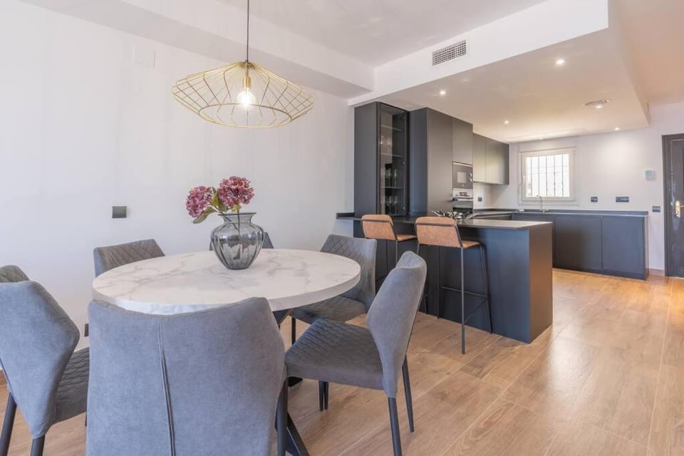 Kitchen or kitchenette, Seating area, Dining area