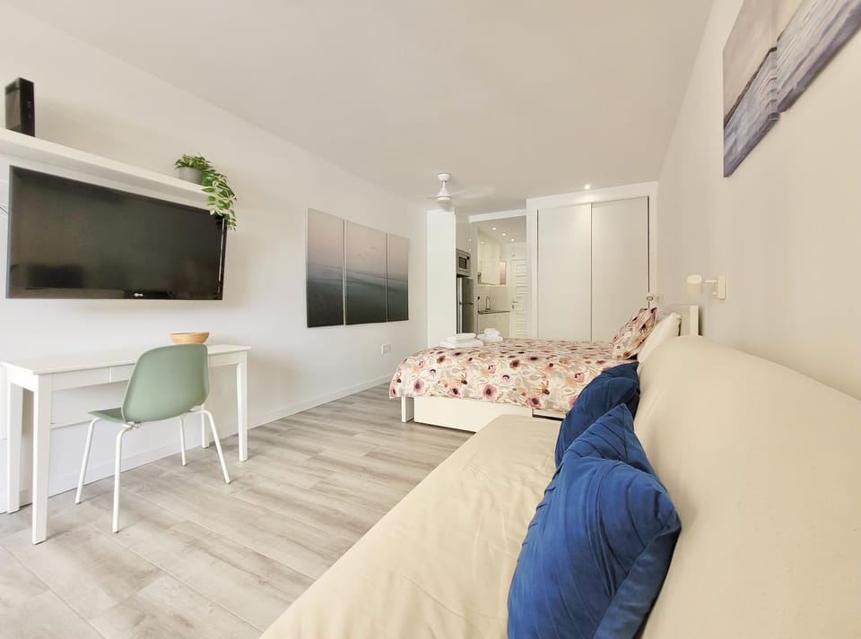 Bed, TV and multimedia, Living room, Photo of the whole room, Seating area, Bedroom