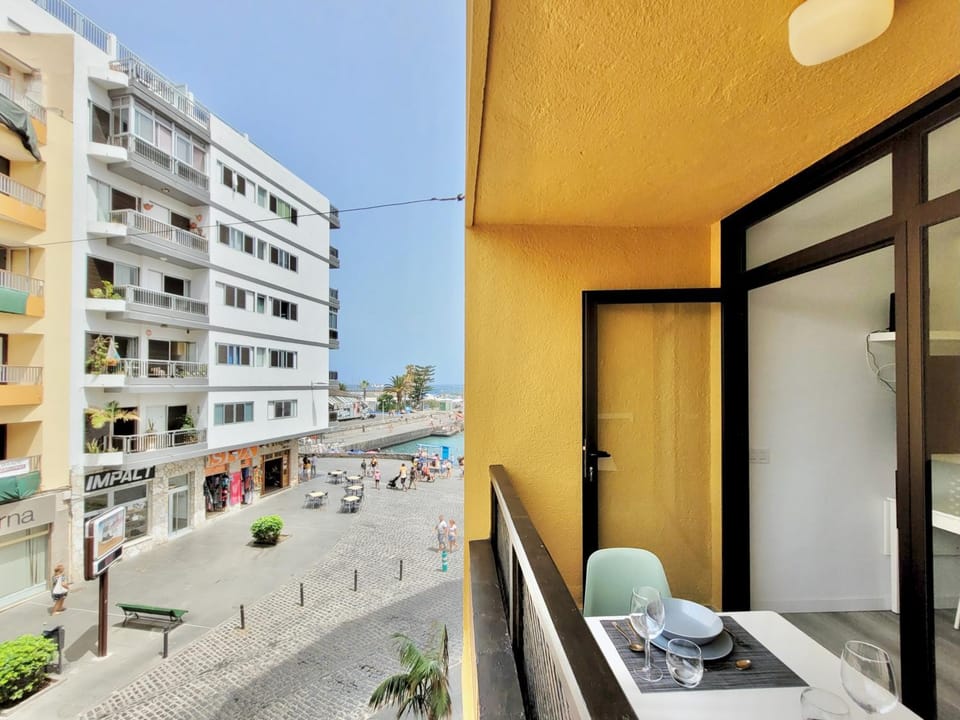 Neighbourhood, View (from property/room), Balcony/Terrace, City view, Street view, Location
