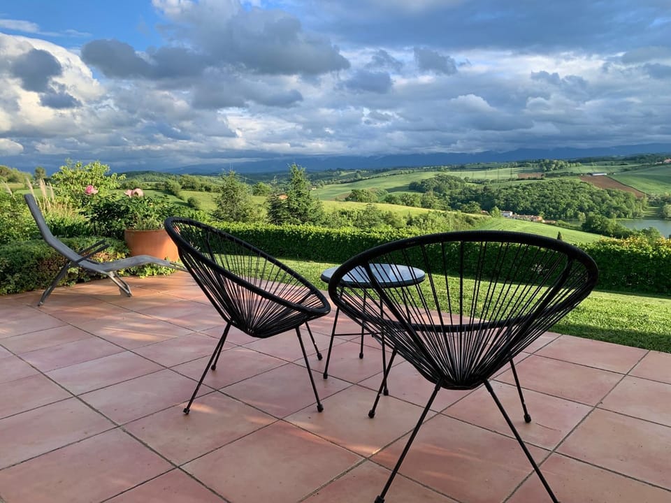 Maison spacieuse face aux Pyrénées House in Occitanie