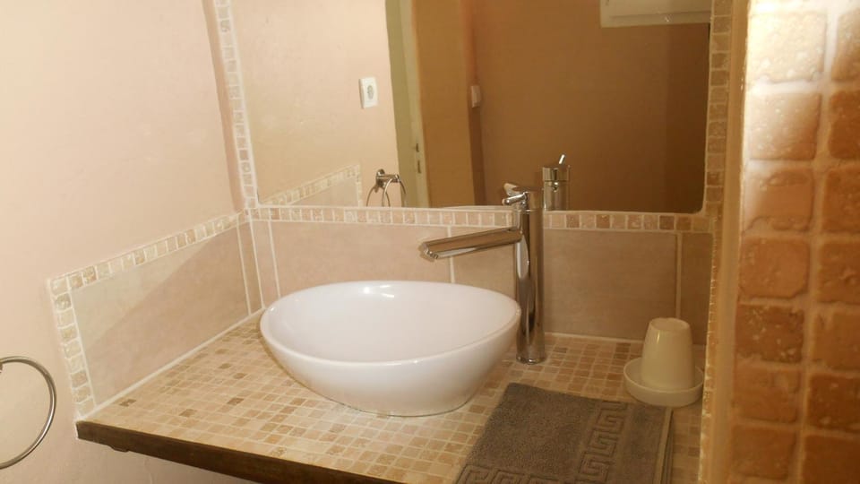 Shower, Bathroom, Internal: Not applicable to any particular room