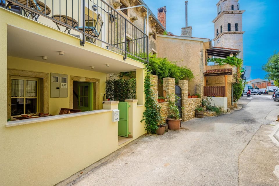 Property building, Day, Neighbourhood, Street view, Parking