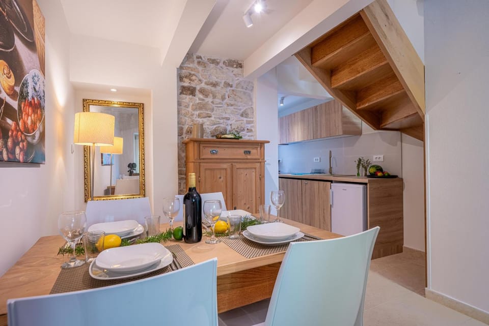 Seating area, Dining area