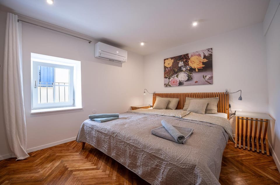 Bed, Bedroom, towels, air conditioner