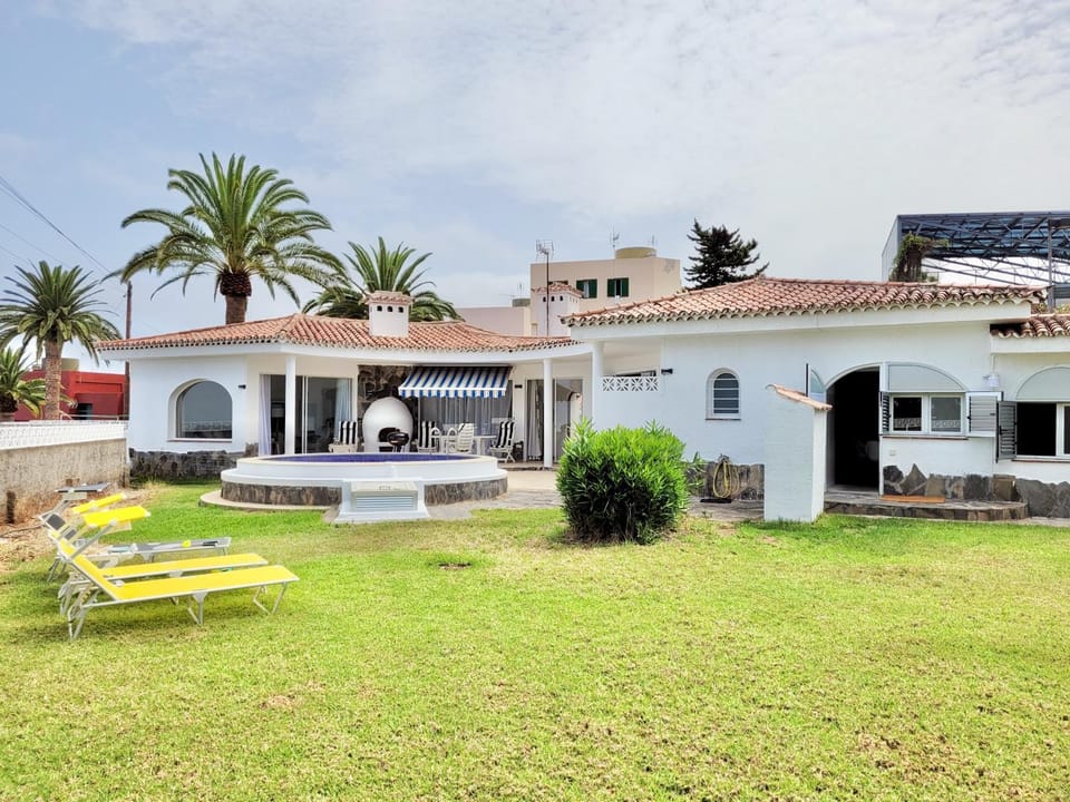 Property building, Garden, Balcony/Terrace, sunbed