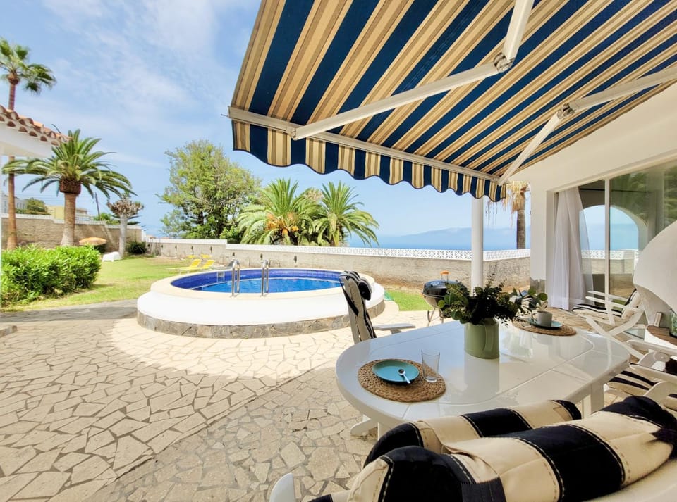 Garden, Balcony/Terrace, Seating area, Dining area, Swimming pool