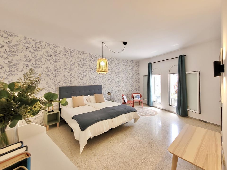 Bed, Seating area, Bedroom