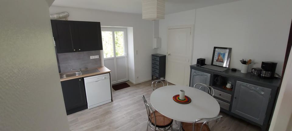 Coffee/tea facilities, Kitchen or kitchenette, Dining area, dishwasher, oven, stove, toaster