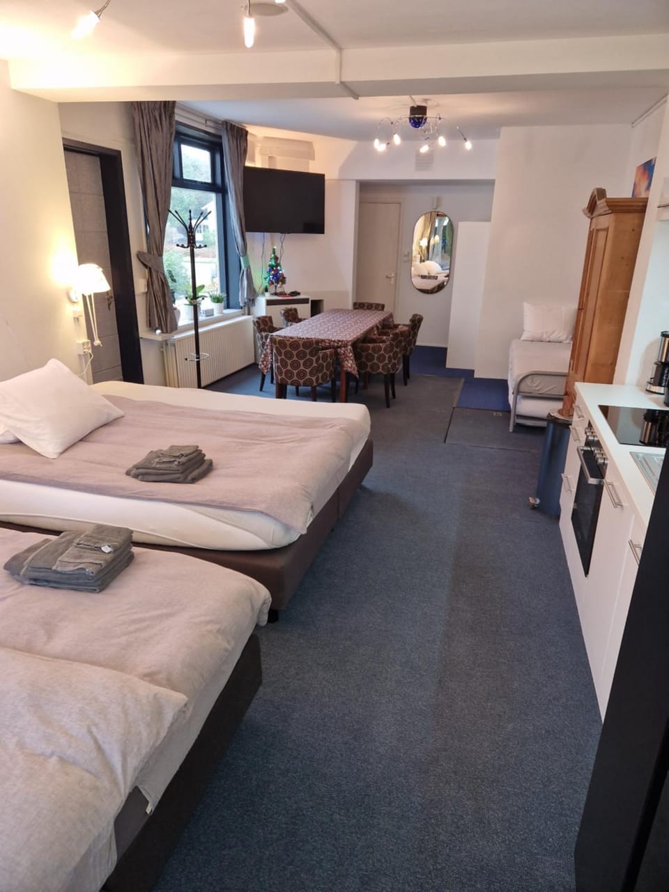 Bed, Day, TV and multimedia, View (from property/room), View (from property/room), Kitchen or kitchenette, Living room, Photo of the whole room, Seating area, Bedroom, group of guests, Family, Family, fireplace, hair dresser, towels, wardrobe, kitchen