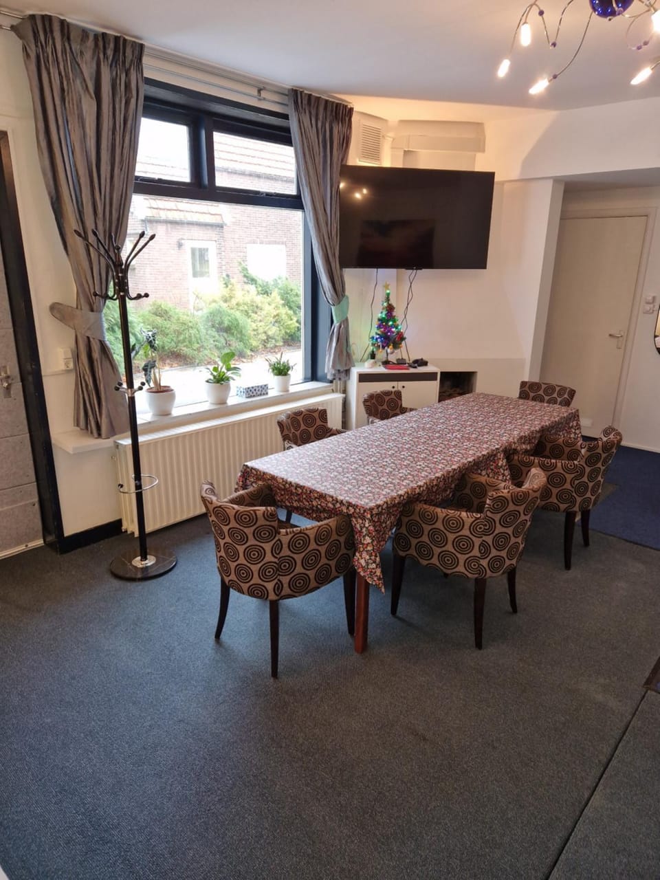 Day, View (from property/room), View (from property/room), Living room, Seating area, Dining area, Family, Quiet street view, fireplace, internet