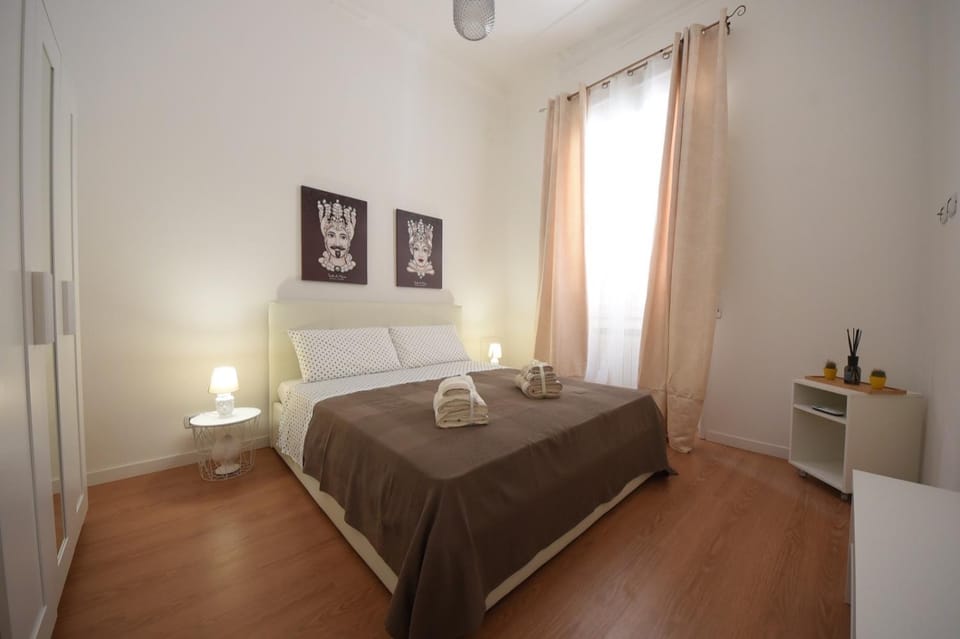 Bed, Photo of the whole room, towels