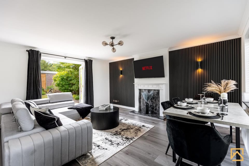 Communal lounge/ TV room, TV and multimedia, Living room, Seating area, Dining area, Garden view, Dinner
