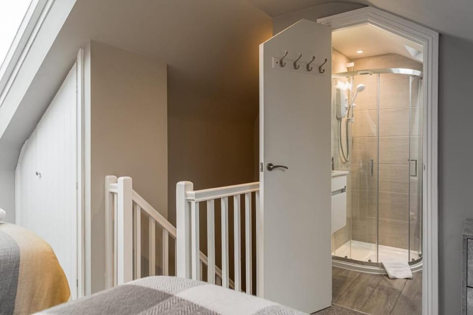 Comfortable 5-Bedroom House in Cheltenham Bed and Breakfast in Cheltenham