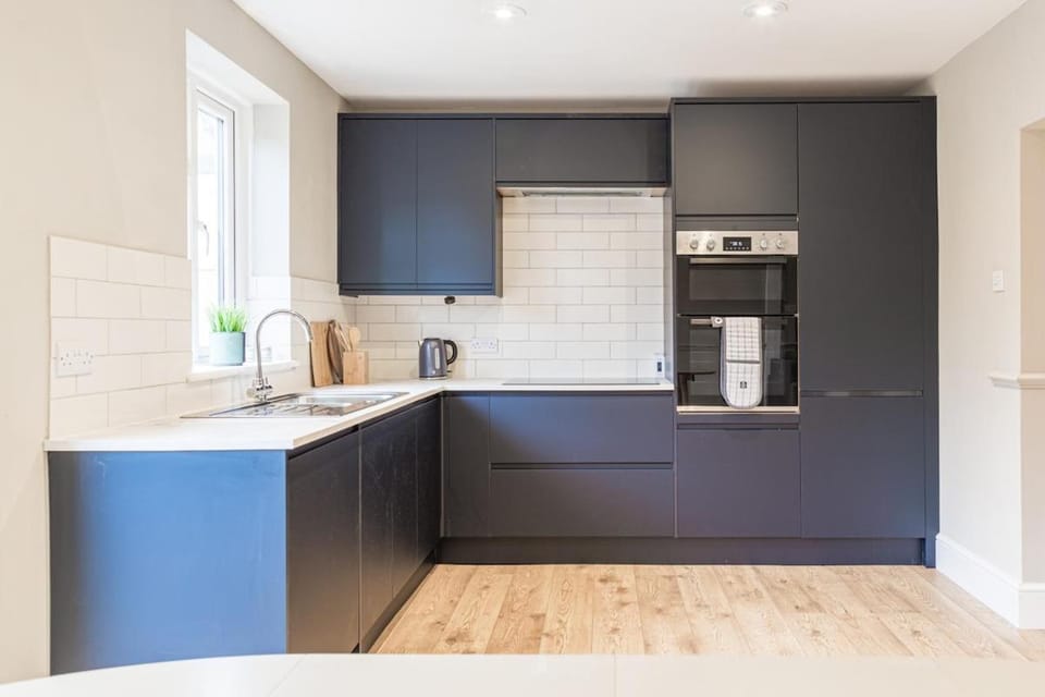 Comfortable 5-Bedroom House in Cheltenham Bed and Breakfast in Cheltenham