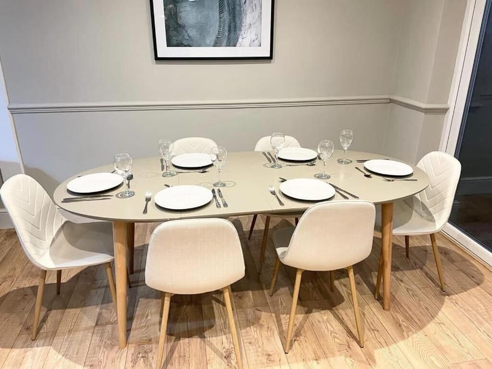 Comfortable 5-Bedroom House in Cheltenham Bed and Breakfast in Cheltenham