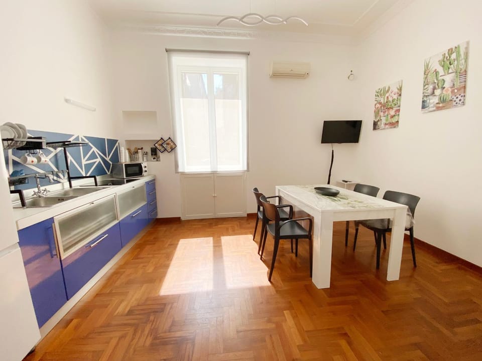 Kitchen or kitchenette, Living room, Dining area