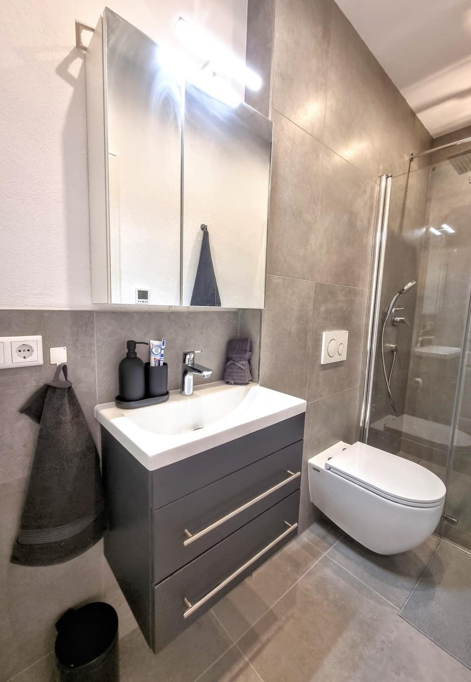 Shower, Toilet, Bathroom, towels