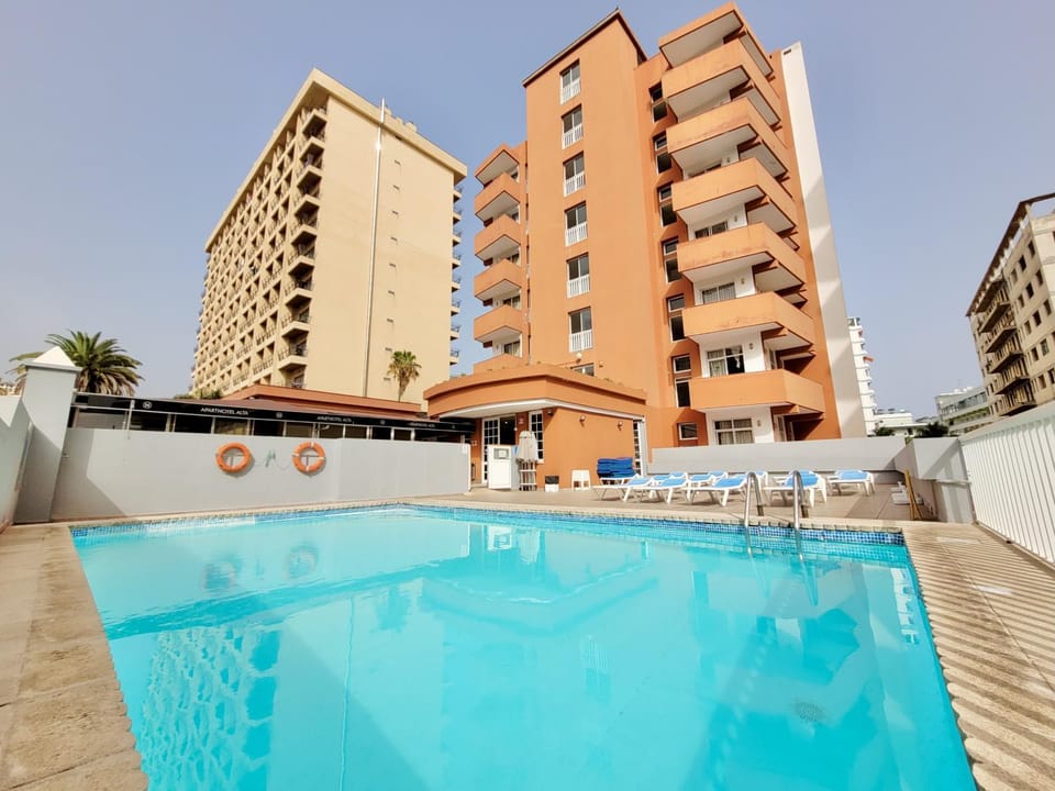 Property building, Swimming pool, sunbed