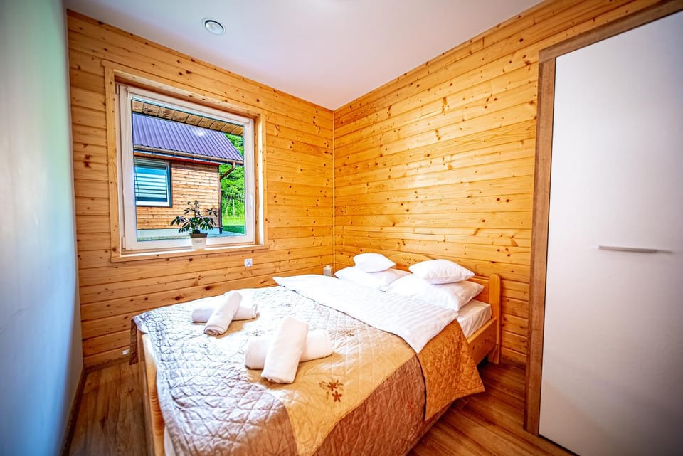 Bed, Other, Photo of the whole room, Seating area, Bedroom, towels, towels