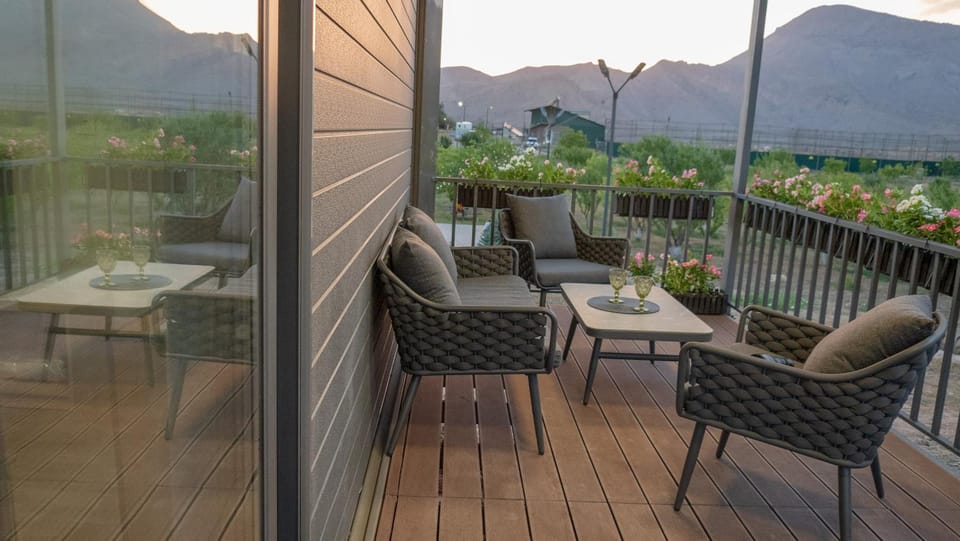 Balcony/Terrace, Mountain view