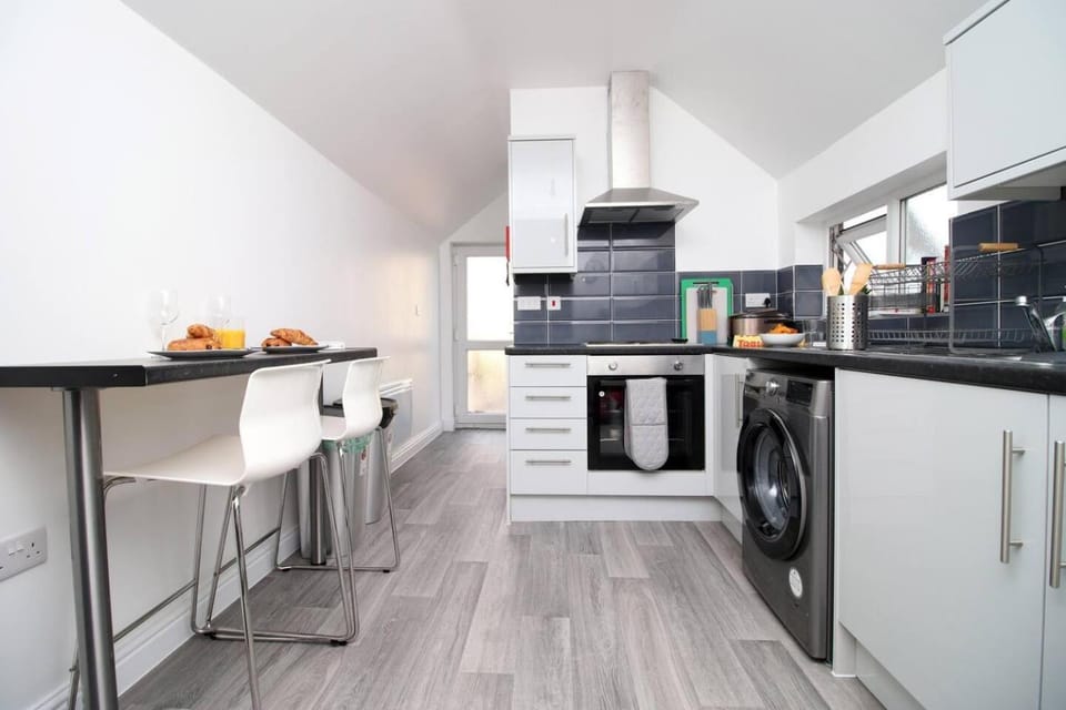 Kitchen or kitchenette, Dining area, dishwasher, oven, washing machine