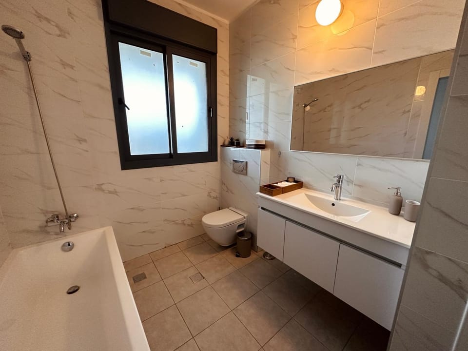 Shower, Toilet, Bathroom, Bath, towels