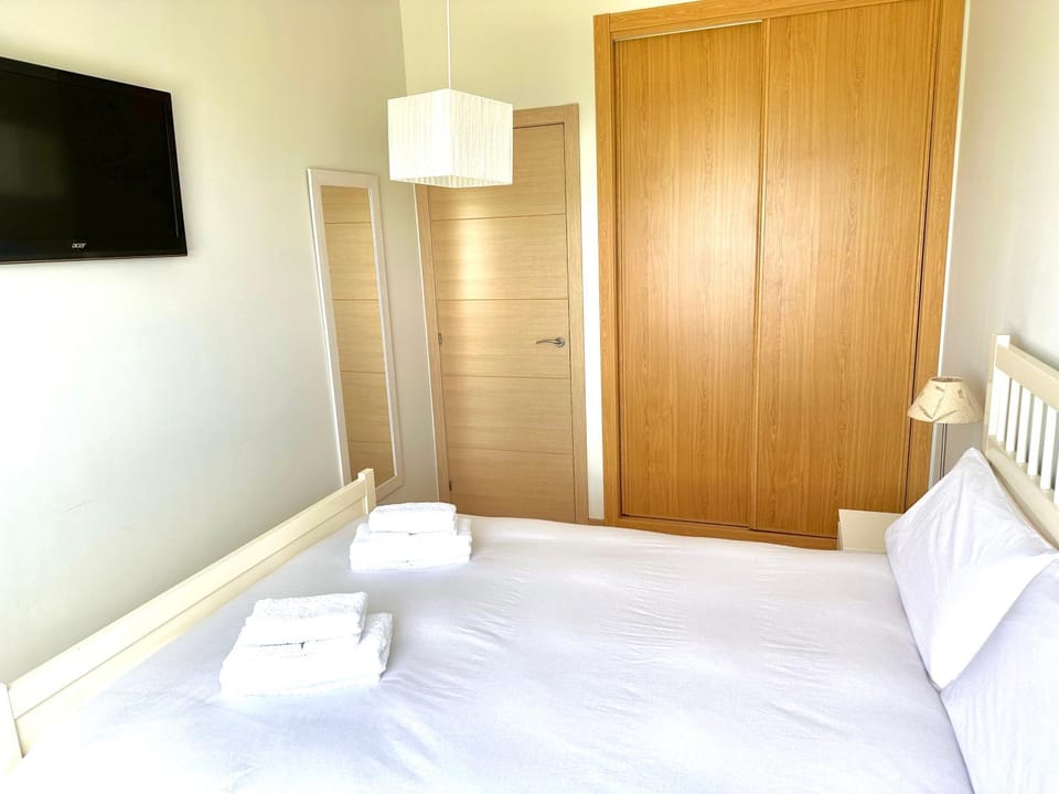 Bed, TV and multimedia, Photo of the whole room, Bedroom, wardrobe