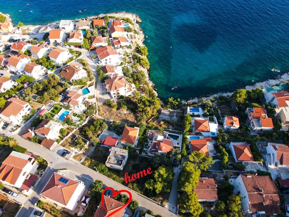 Property building, Day, Neighbourhood, Natural landscape, Bird's eye view, Beach, Sea view, Location
