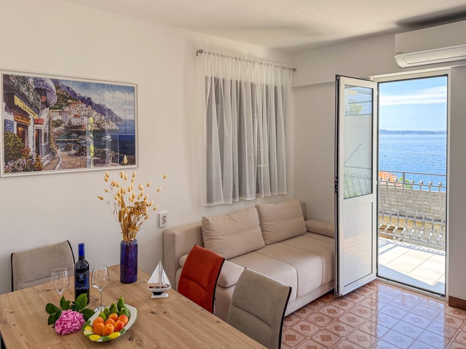 View (from property/room), Balcony/Terrace, Living room, Seating area, Dining area, Sea view