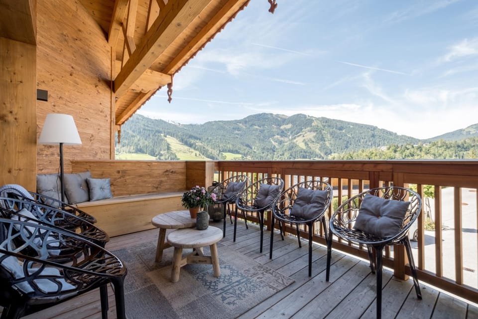 View (from property/room), Balcony/Terrace, Seating area, Mountain view
