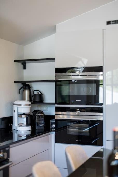 Kitchen or kitchenette, minibar, stove