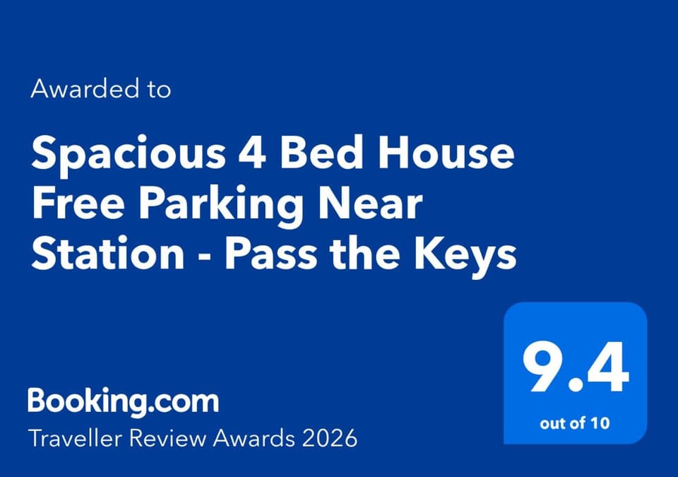 Spacious 4 Bed House Free Parking Near Station - Pass the Keys House in Dartford