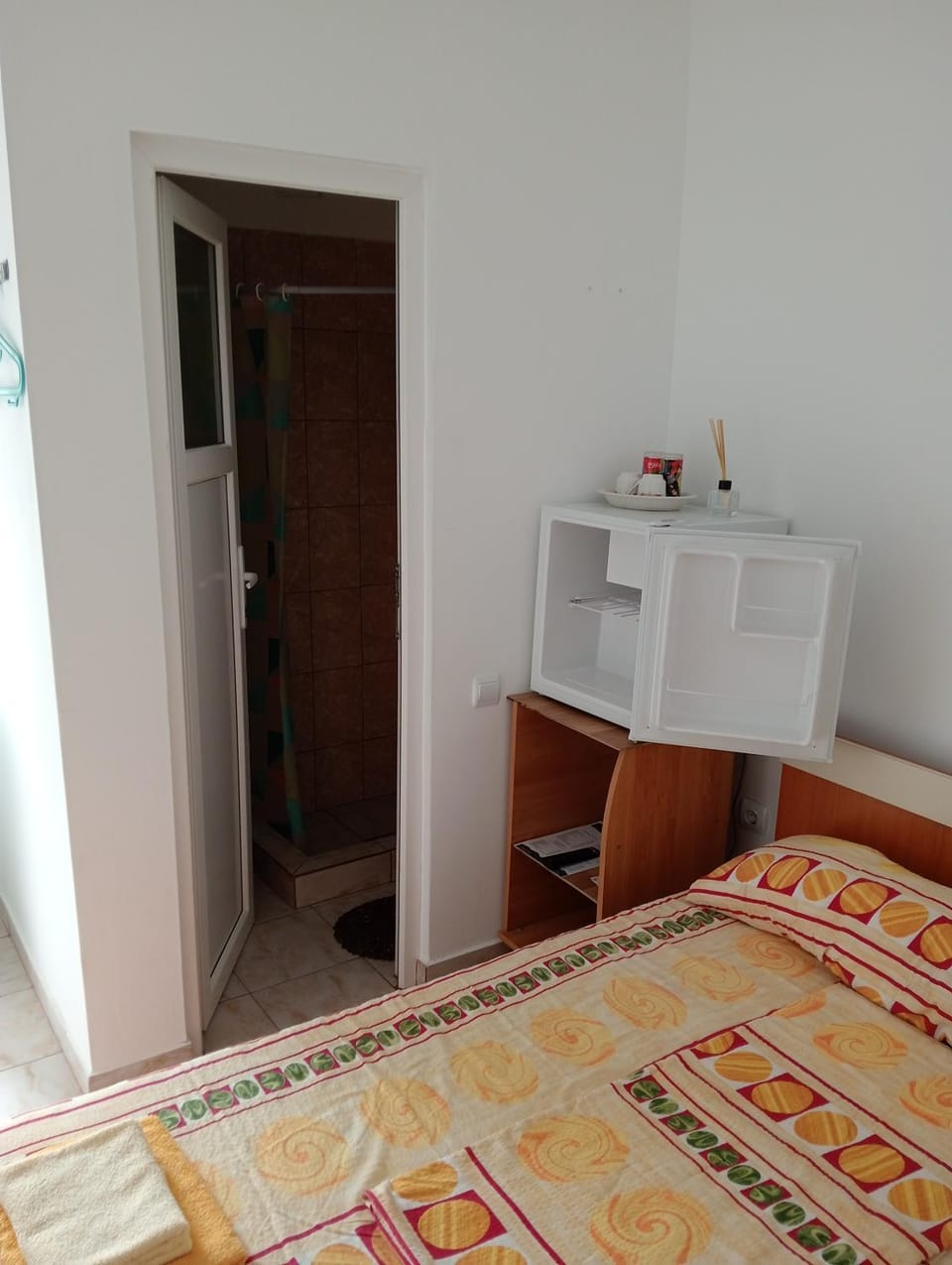 Bed, Bathroom, Photo of the whole room, air conditioner
